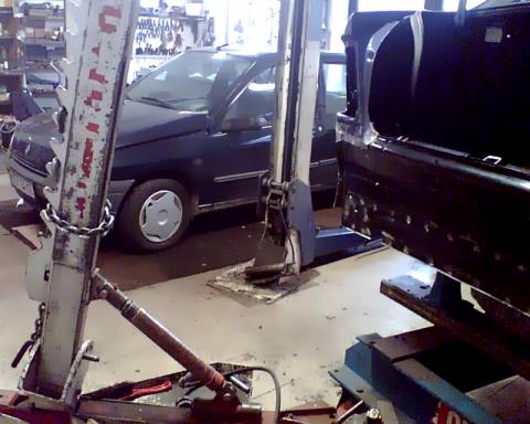 Autoservis opravy karosérií - modulová rovnací stolice Celette 